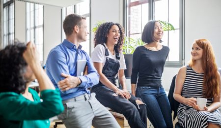 Lachende mensen op de werkvloer
