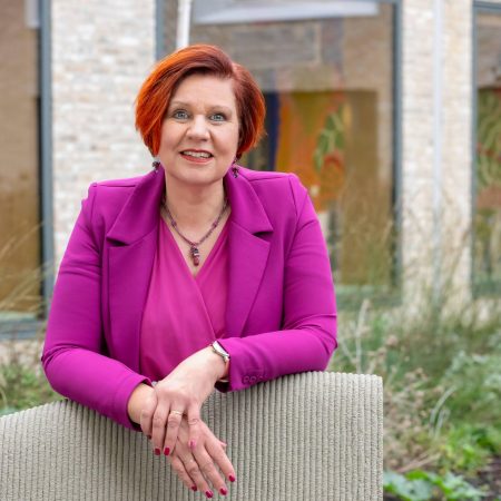 Portretfoto Ruth Peetoom in een buitenomgeving