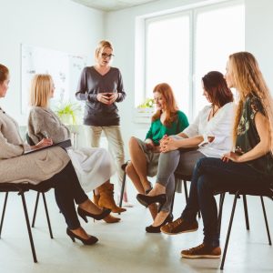 Groep vrouwen in kring