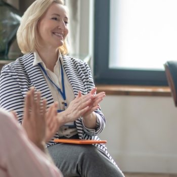 Blije vrouw in een kring applaus