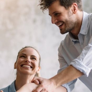 Man schudt blij hand van vrouw