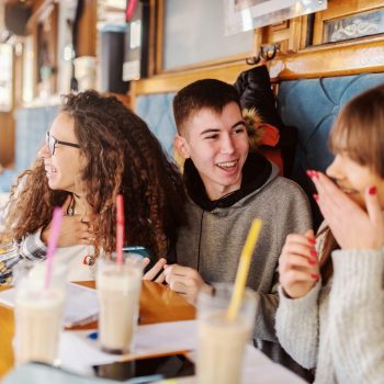 Jongeren zitten in cafetaria
