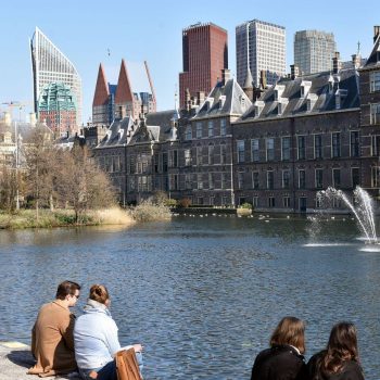 Mensen zitten aan het water in Den Haag