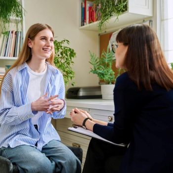 Tiener praat met psycholoog 1