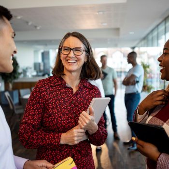 Collegas lachen samen