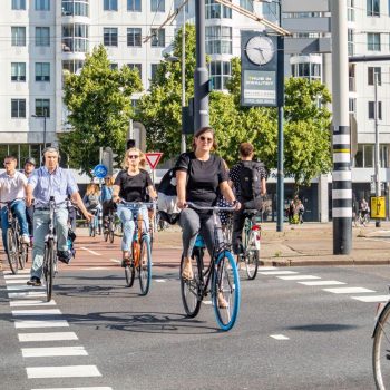 Fietsers fietsen kruising over