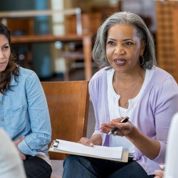 Ggz psycholoog in een vergadering met collegas