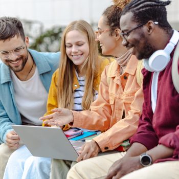 Groep studenten kijken naar latop en lachen