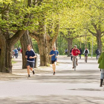 Hardlopende mensen in het Vondelpark