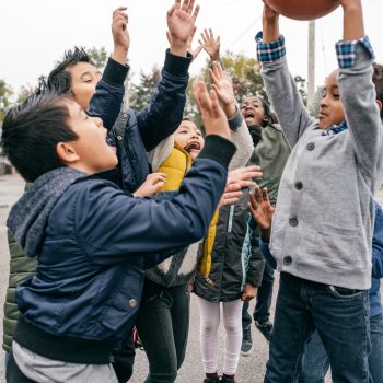 kinderen spelen basketbal