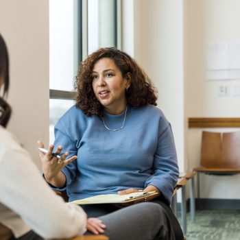 Twee vrouwen in gesprek in een behandelruimte