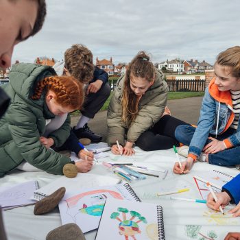 Kinderen kleuren op straat