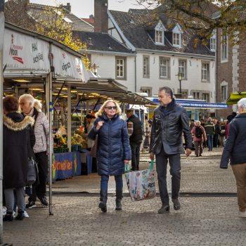 Mensen op de markt in Limburg