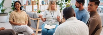 Groep mensen stellen elkaar vragen