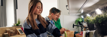 gezin aan het koken