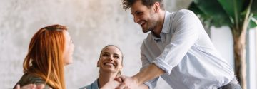 Man schudt blij hand van vrouw