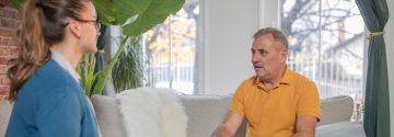 Man praat met hulpverlener
