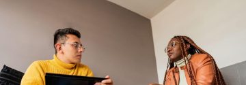 Jonge vrouw in gesprek met haar psycholoog