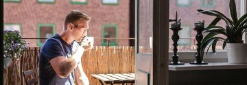 Man drinkt koffie op balkon