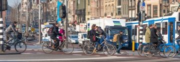 Mensen fietsen in Amsterdam