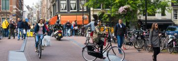 Mensen in de stad i Stock 471078624 4