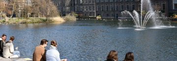 Mensen zitten aan het water in Den Haag