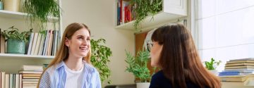 Tiener praat met psycholoog 1
