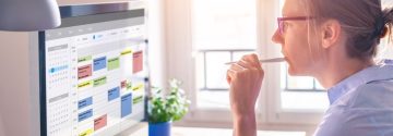 Vrouw achter PC met Outlook Agendai Stock 1091264670 1