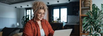 Vrouw is druk aan het werk achter laptop