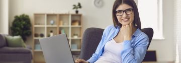Vrouw met laptop in stoel