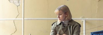 Vrouw zit in vernield huis