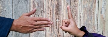 Vrouwenhand weigert mannenhand i Stock 1495943888