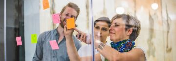 Mensen werken met post-its voor brainstorm