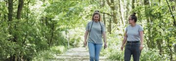 wandelende jonge vrouwen in het bos