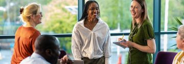 Groep collegas lachen tijdens bespreking