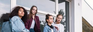 Vier tienermeisjes buiten op straat