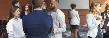 Mensen op congres in gesprek