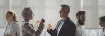 gemengde groep staande oudere mensen