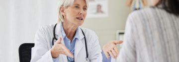 huisarts in gesprek met patient