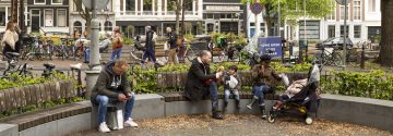 Mensen zitten op bankje buiten