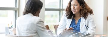 Arts laat patient iets zijn op tablat