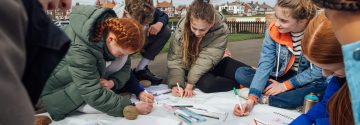 Kinderen kleuren op straat