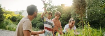 Familie tuiniert samen