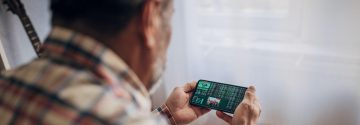 Man gokt op telefoon