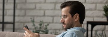 Man kijkt naar telefoon