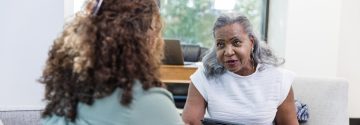 Psycholoog praat met patient tijdens sessie