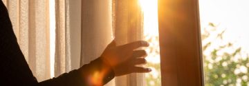 Raam met zonnestralen die naar binnen vallen
