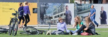 Tieners zitten in het park buiten en lachen met elkaar