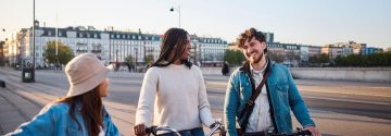 Vrienden lopen over straat en lachen