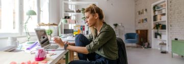 Vrouw aan het werk in atelier